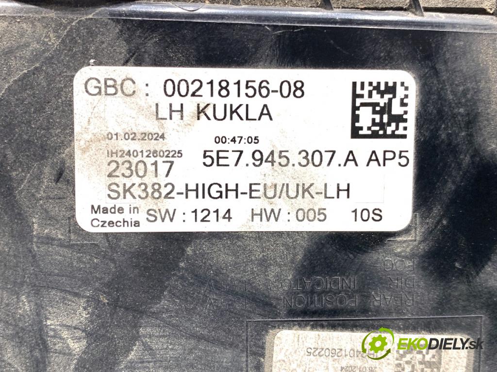 SKODA OCTAVIA IV Kombi 2023 110 kW 2.0 TDI 1968 světlo zadní část levá strana vnitřní 5E7945307A (Klika dveří ostatní)