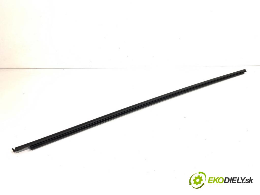 SKODA OCTAVIA IV Kombi 2023 110 kW 2.0 TDI 1968 Lišta Sbírání: zad pravy 5E7839477B