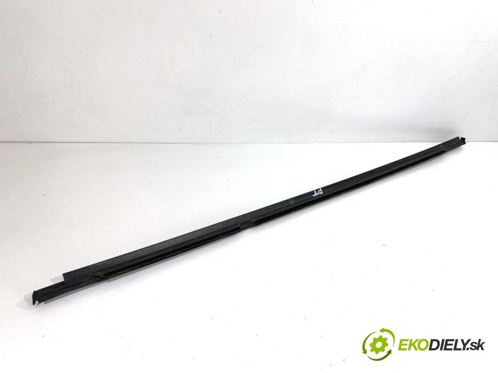 SKODA OCTAVIA IV Kombi 2023 110 kW 2.0 TDI 1968 Lišta Sbírání: zad pravy 5E7839477B