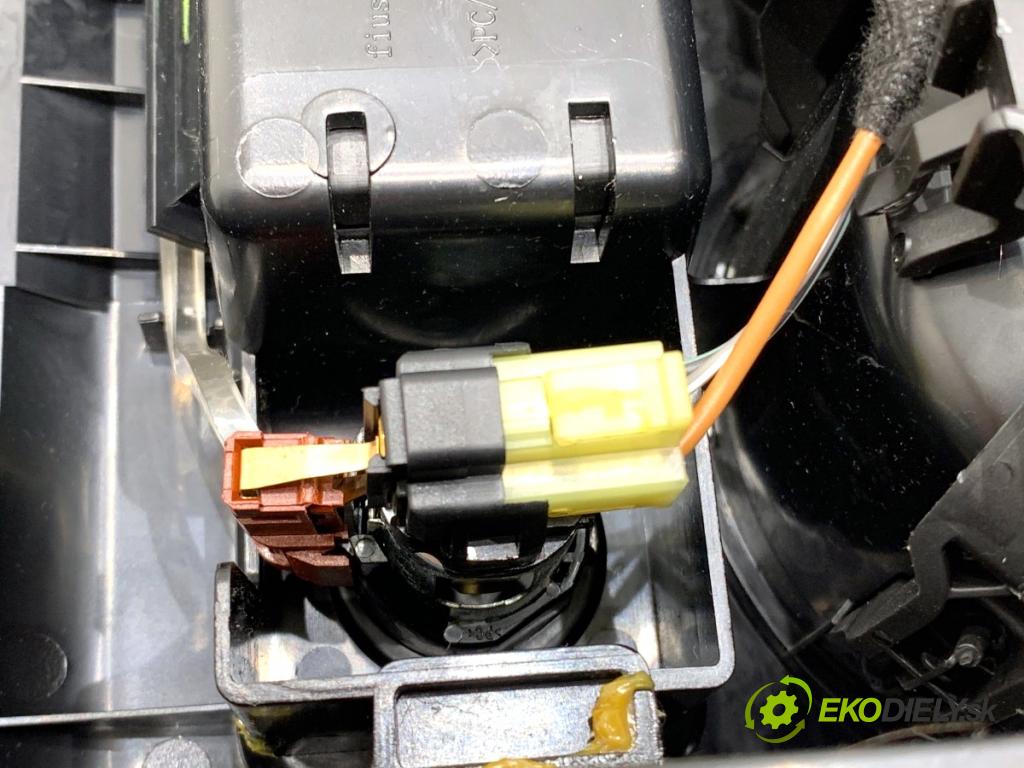 MERCEDES-BENZ W166 SUV 2013 190 kW ML 350 BlueTEC 4-matic (166.024) 2987 držák na nápoje  (Držák nápojů)