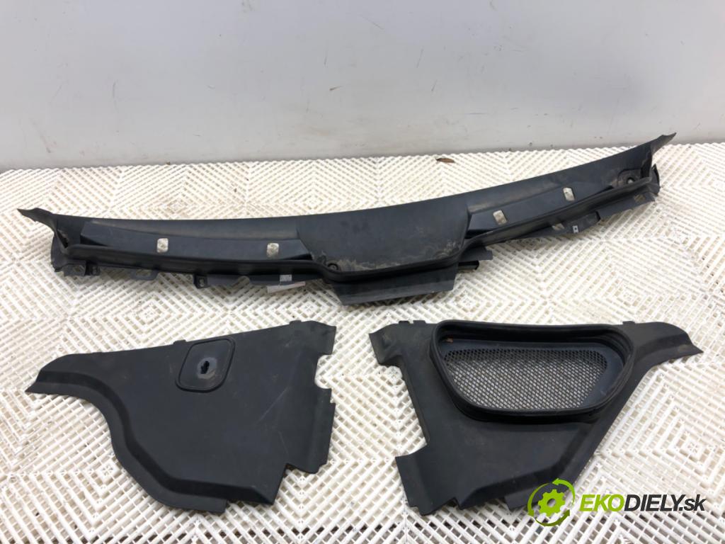 MERCEDES-BENZ W166 SUV 2013 190 kW ML 350 BlueTEC 4-matic (166.024) 2987 torpédo plast pod čelní okno A166830028 (Plast pod čelním sklem)