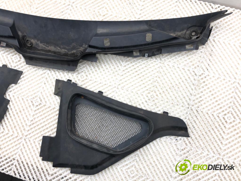 MERCEDES-BENZ W166 SUV 2013 190 kW ML 350 BlueTEC 4-matic (166.024) 2987 torpédo plast pod čelní okno A166830028 (Plast pod čelním sklem)