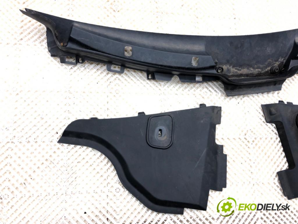 MERCEDES-BENZ W166 SUV 2013 190 kW ML 350 BlueTEC 4-matic (166.024) 2987 torpédo plast pod čelní okno A166830028 (Plast pod čelním sklem)