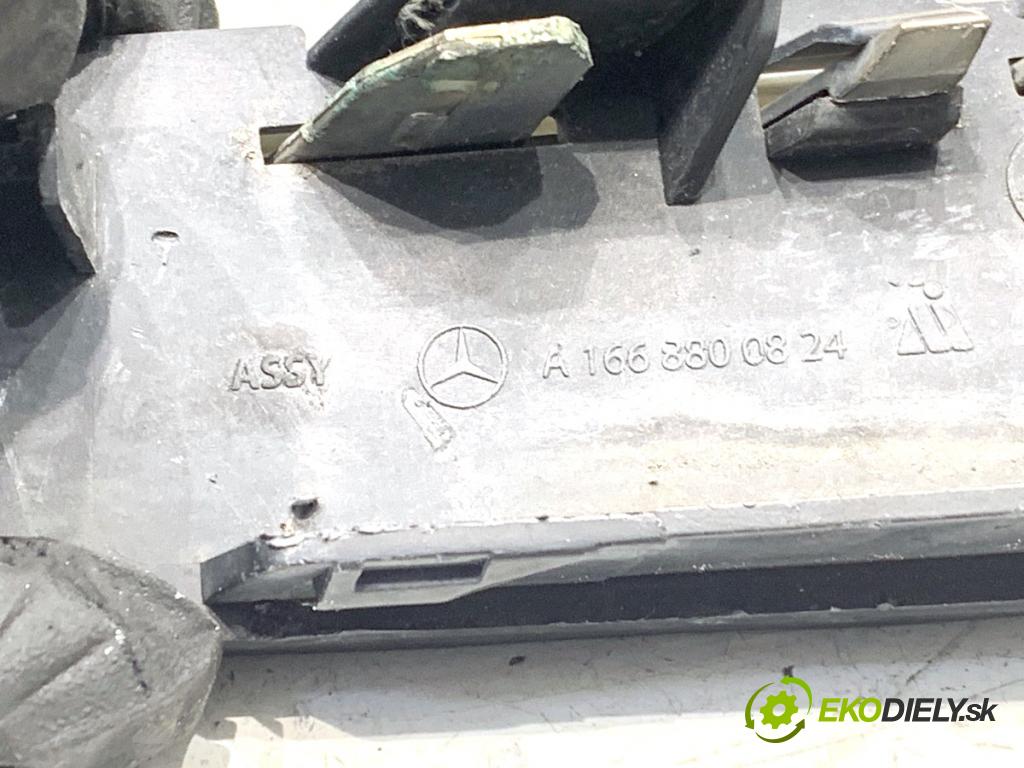 MERCEDES-BENZ W166 SUV 2013 190 kW ML 350 BlueTEC 4-matic (166.024) 2987 mří nárazníka pravý přední část A1668800824