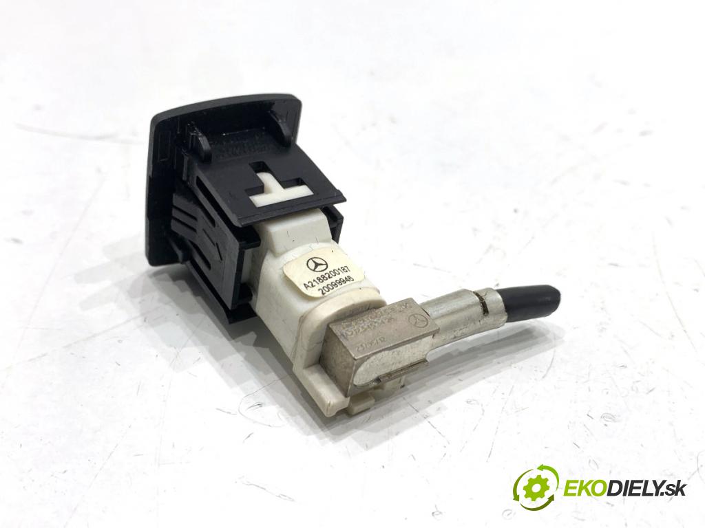 MERCEDES-BENZ W166 SUV 2013 190 kW ML 350 BlueTEC 4-matic (166.024) 2987 HNÍZDO: USB A2188200187