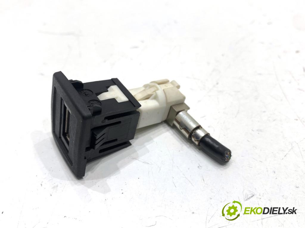 MERCEDES-BENZ W166 SUV 2013 190 kW ML 350 BlueTEC 4-matic (166.024) 2987 HNÍZDO: USB A2188200187