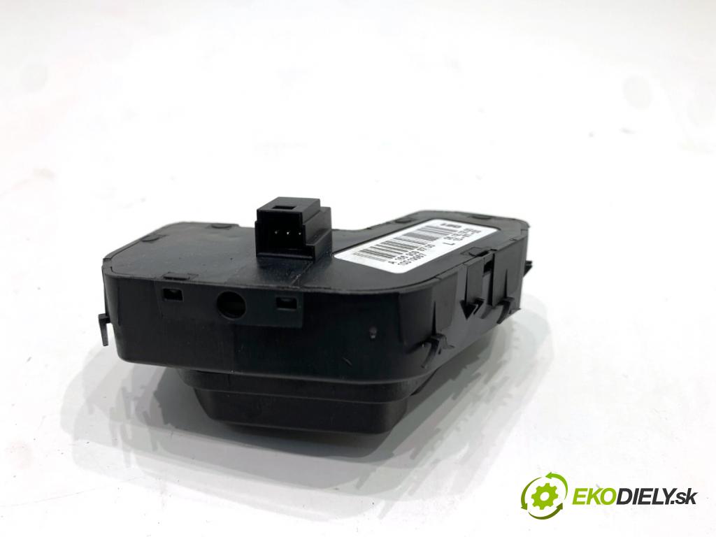 MERCEDES-BENZ W166 SUV 2013 190 kW ML 350 BlueTEC 4-matic (166.024) 2987 přepínač sedačky levý A1669053700