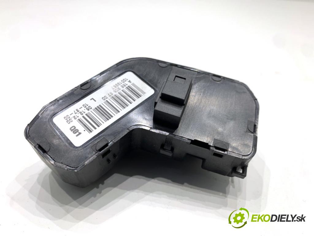 MERCEDES-BENZ W166 SUV 2013 190 kW ML 350 BlueTEC 4-matic (166.024) 2987 přepínač sedačky levý A1669053700