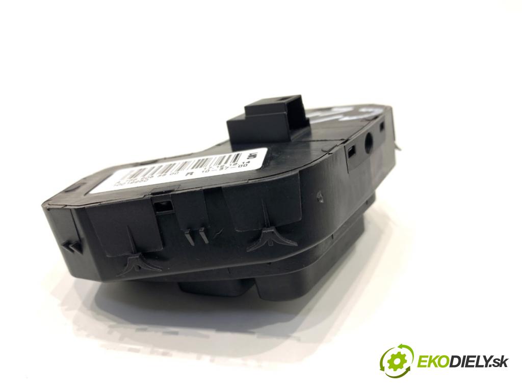 MERCEDES-BENZ W166 SUV 2013 190 kW ML 350 BlueTEC 4-matic (166.024) 2987 přepínač sedačky pravý A1669053800