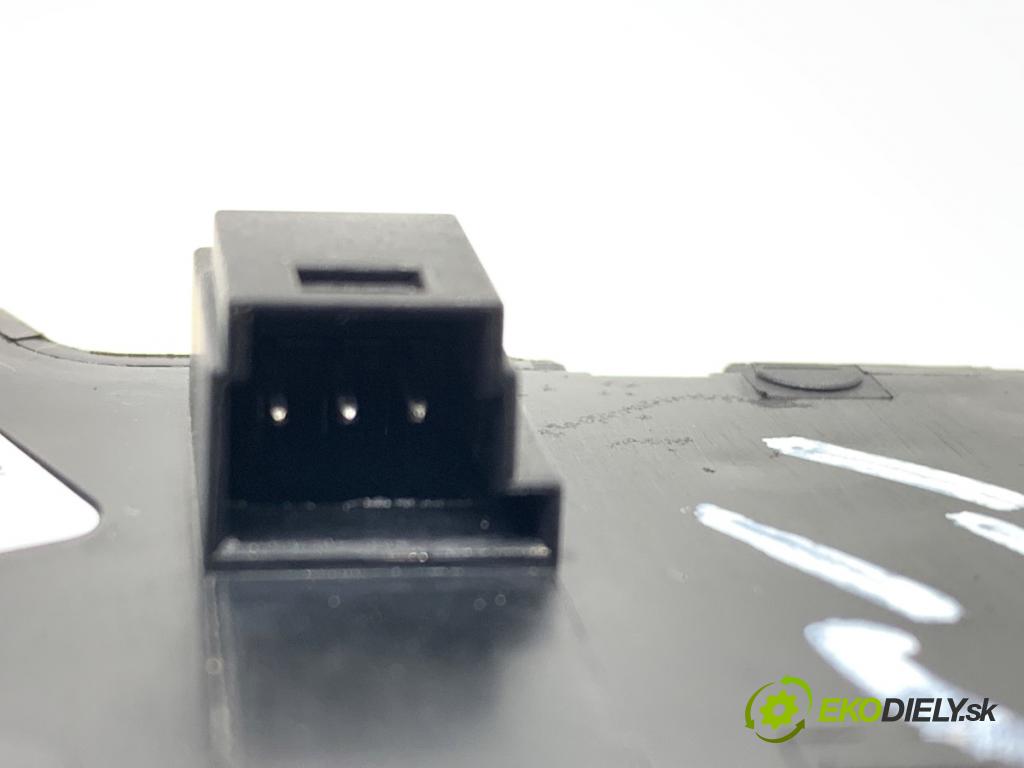 MERCEDES-BENZ W166 SUV 2013 190 kW ML 350 BlueTEC 4-matic (166.024) 2987 přepínač sedačky pravý A1669053800