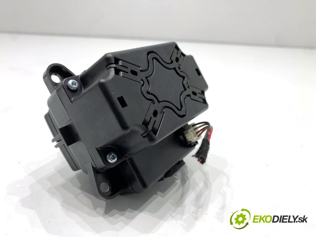 MERCEDES-BENZ W166 SUV 2013 190 kW ML 350 BlueTEC 4-matic (166.024) 2987 násada, držadlo IDRIVE A1669003501