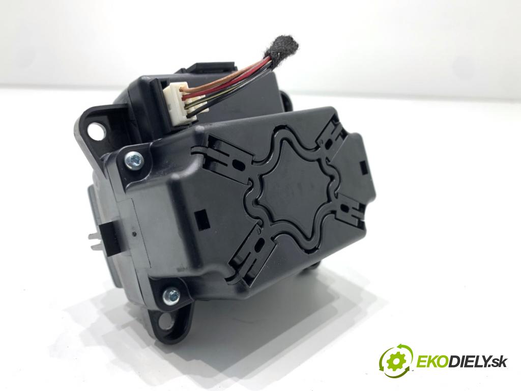 MERCEDES-BENZ W166 SUV 2013 190 kW ML 350 BlueTEC 4-matic (166.024) 2987 násada, držadlo IDRIVE A1669003501