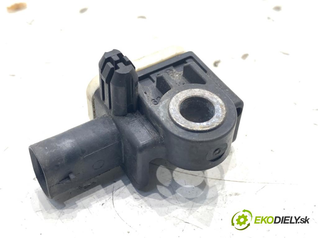 MERCEDES-BENZ W166 SUV 2013 190 kW ML 350 BlueTEC 4-matic (166.024) 2987 snímač nárazu A1668210151 (Snímač nárazu)