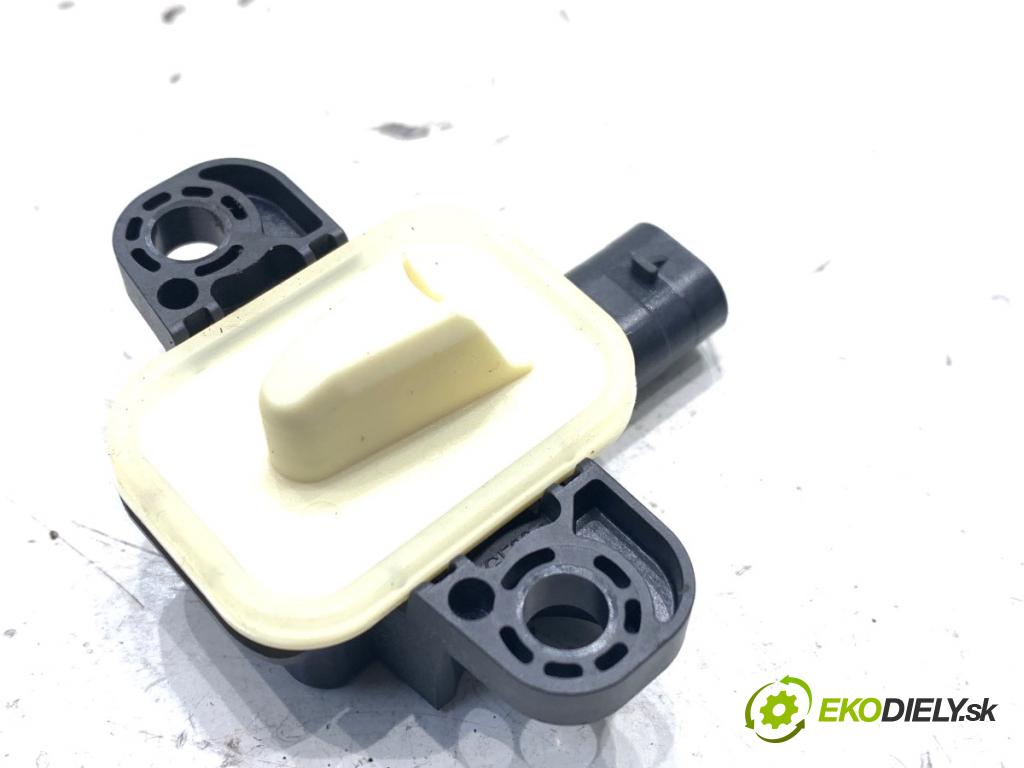 MERCEDES-BENZ W166 SUV 2013 190 kW ML 350 BlueTEC 4-matic (166.024) 2987 snímač nárazu A1668210351 (Snímač nárazu)