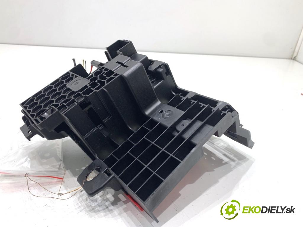 BMW G30 sedan 2022 140 kW 520 d xDrive 1995 svorka plus rozdělovač PRĄDU 6817771