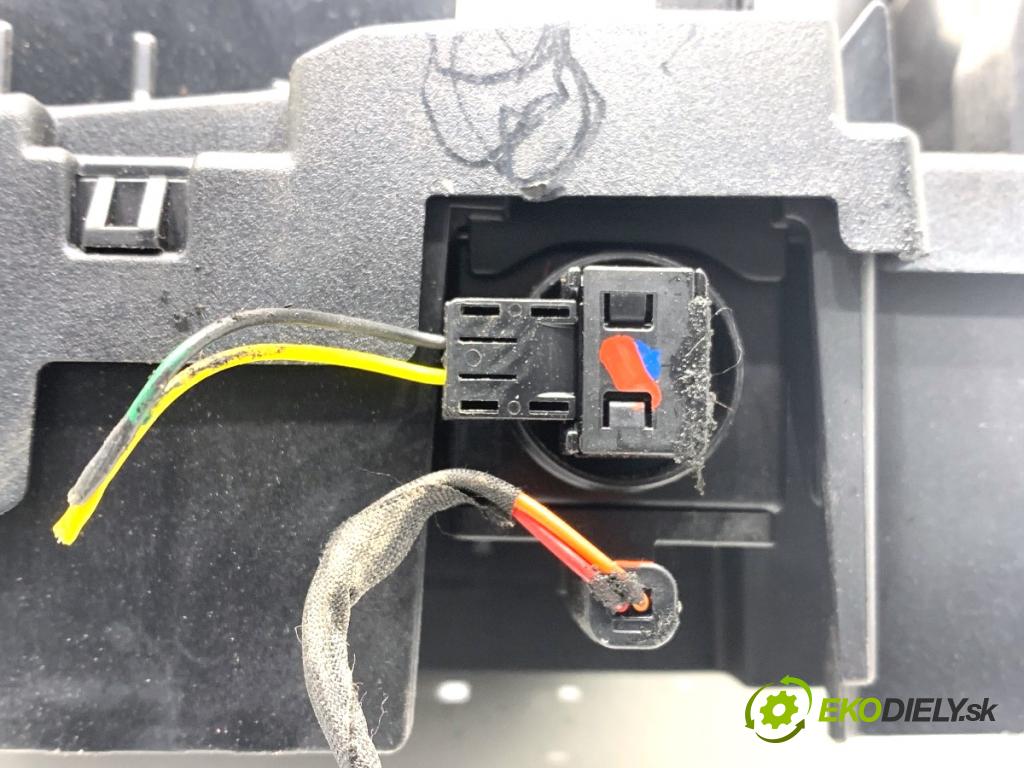 BMW G30 sedan 2022 140 kW 520 d xDrive 1995 svorka plus rozdělovač PRĄDU 6817771