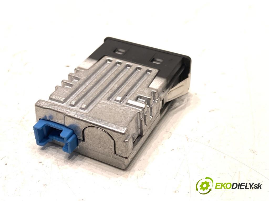 BMW G30 sedan 2022 140 kW 520 d xDrive 1995 HNÍZDO: USB 8711938