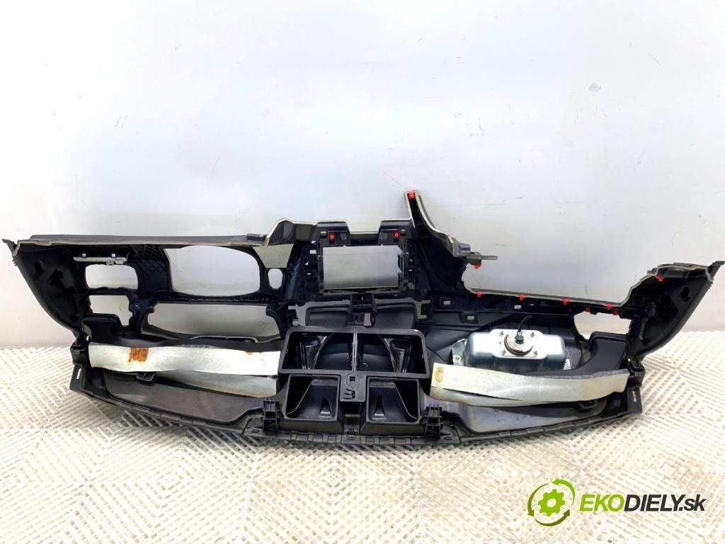 BMW F31 Kombi 2014 135 kW 320 d xDrive 1995 palubní doska POLŠTÁŘ: spolujezdce 9218490