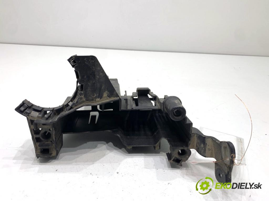 BMW G30 sedan 2022 140 kW 520 d xDrive 1995 Držiak Uchytenie 8595280