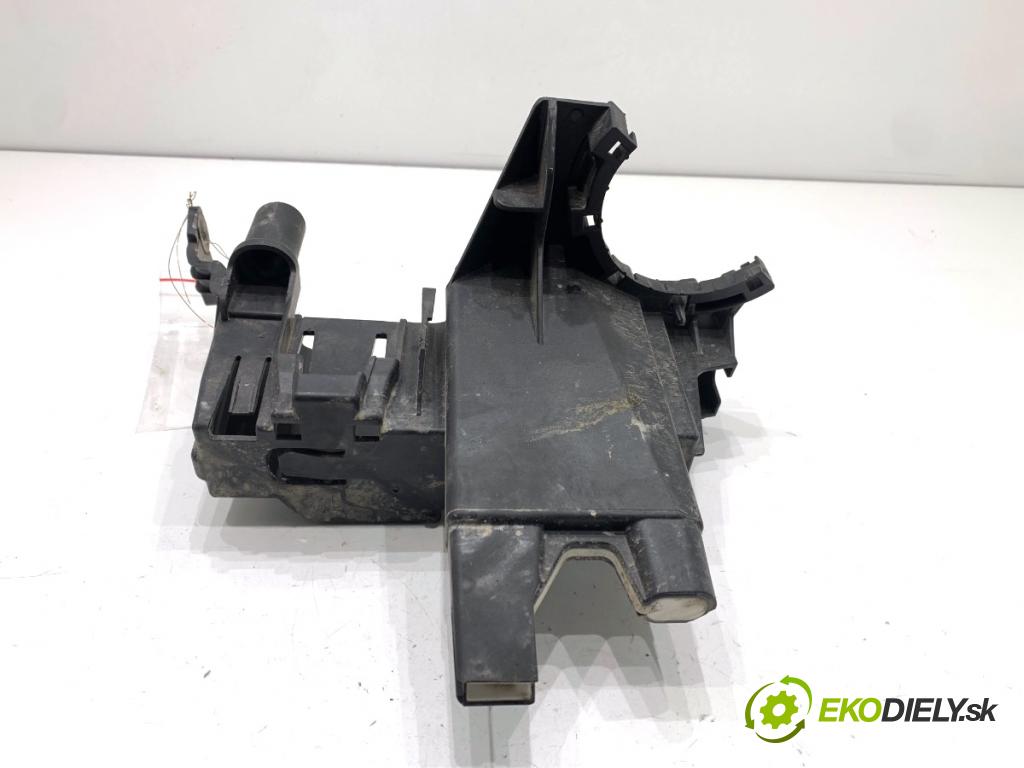 BMW G30 sedan 2022 140 kW 520 d xDrive 1995 Držiak Uchytenie 8595280