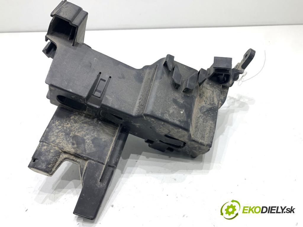 BMW G30 sedan 2022 140 kW 520 d xDrive 1995 Držiak Uchytenie 8595280