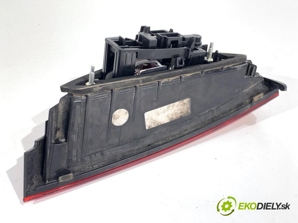 AUDI A3 8V sedan 2016 140 kW 2.0 TFSI quattro 1984 světlo zadní část pravá vnitřní  (Klika dveří ostatní)