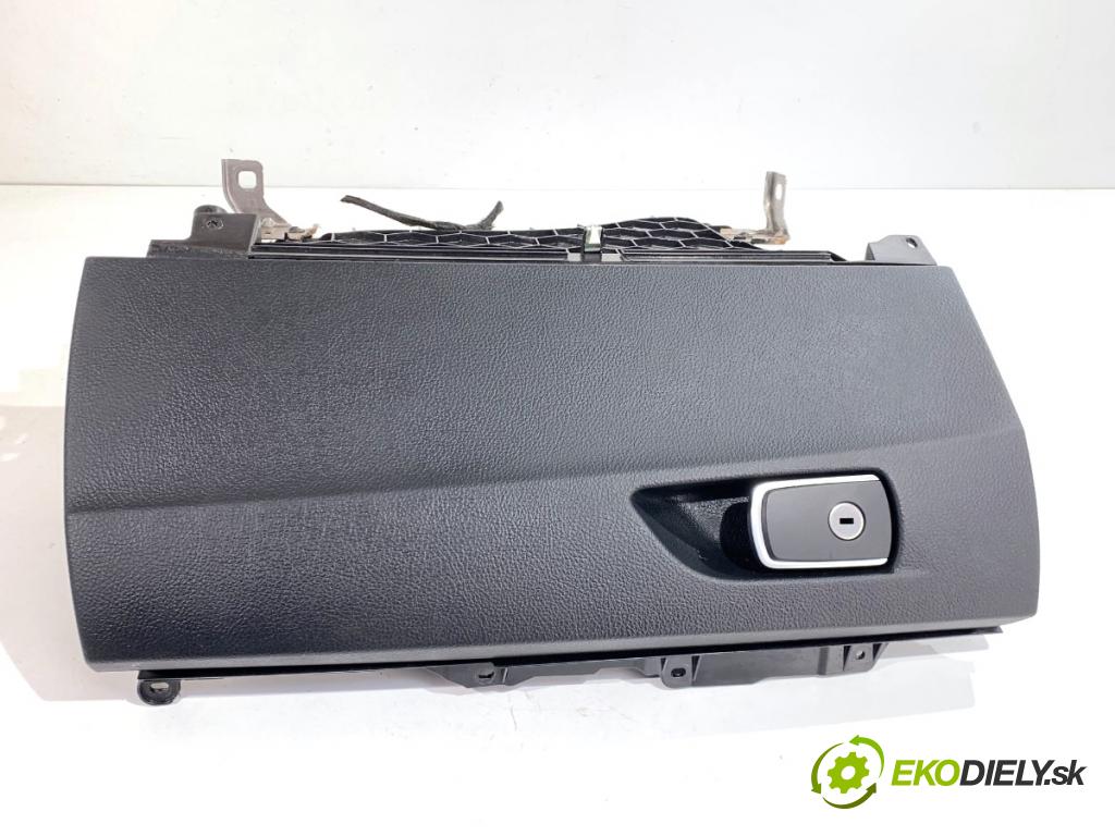 BMW F22 coupe 2017 272 kW M2 2979 Priehradka, kastlík spolujazdca  (Priehradka (kastlík))