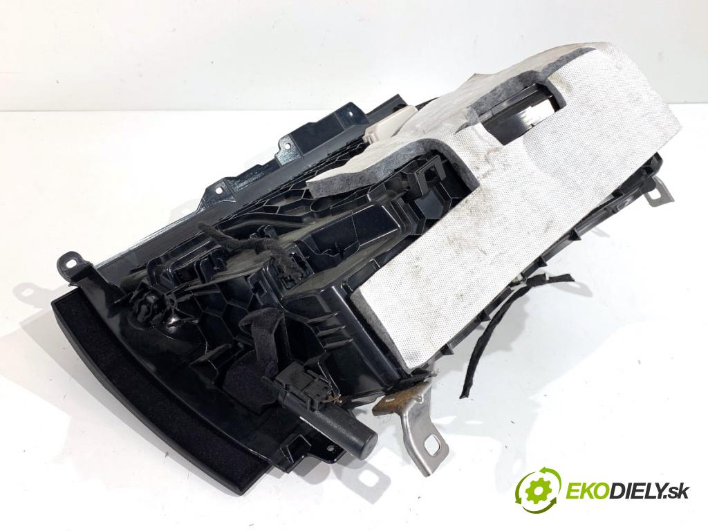 BMW F22 coupe 2017 272 kW M2 2979 Priehradka, kastlík spolujazdca  (Priehradka (kastlík))