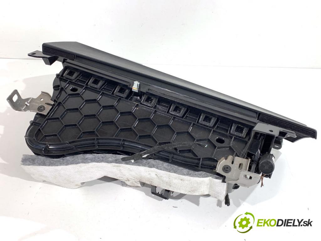 BMW F22 coupe 2017 272 kW M2 2979 Priehradka, kastlík spolujazdca  (Priehradka (kastlík))