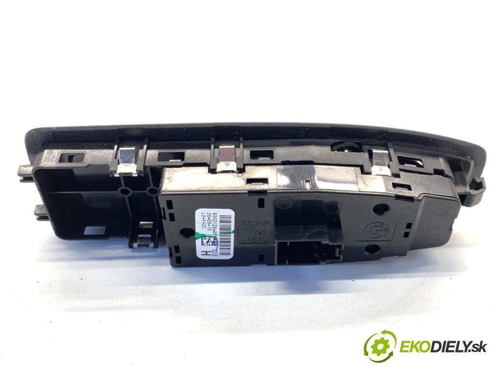 BMW F22 coupe 2017 272 kW M2 2979 Prepínač okien  (Prepínacie páčky pod volantom)