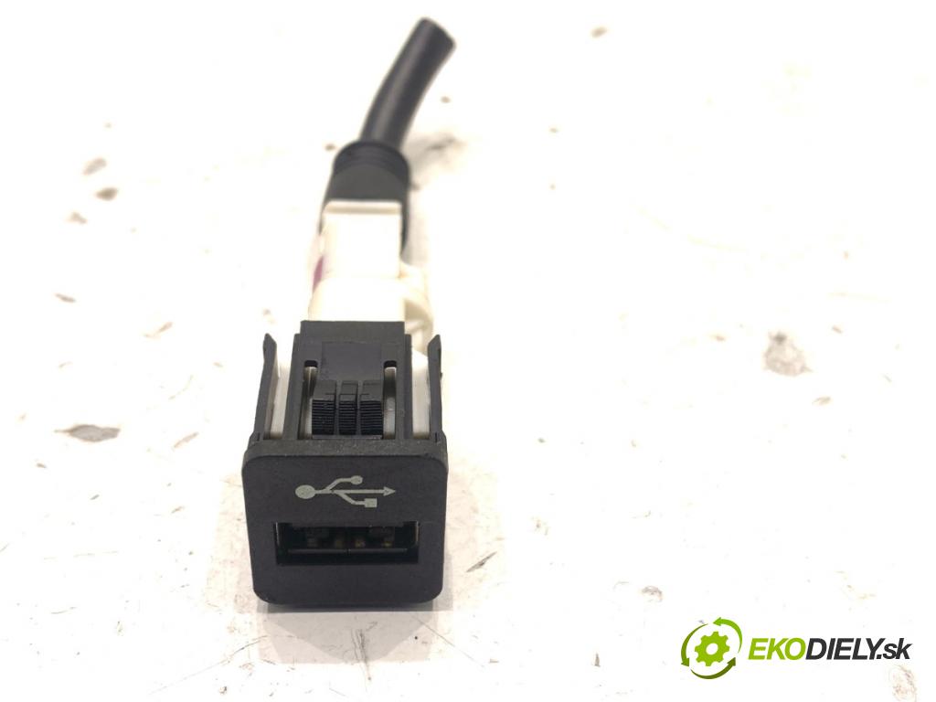 BMW F22 coupe 2017 272 kW M2 2979 HNÍZDO: USB 9229294