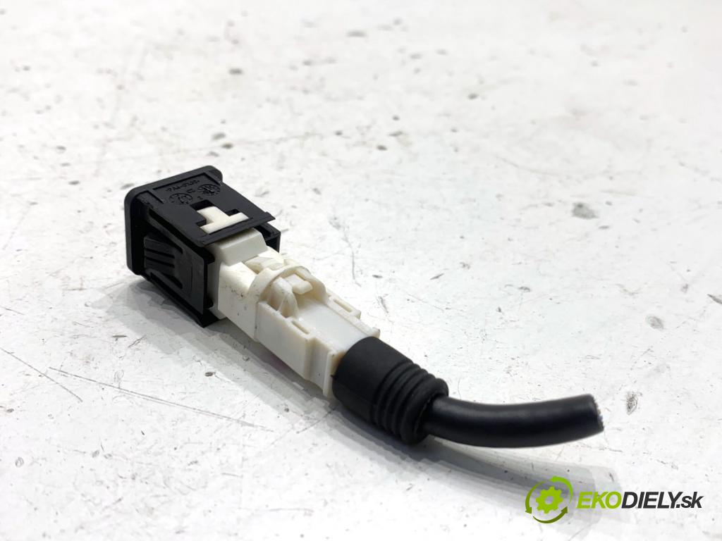 BMW F22 coupe 2017 272 kW M2 2979 HNÍZDO: USB 9229294