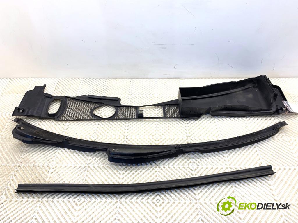 AUDI A4 B8 Kombi 2013 130 kW 2.0 TDI quattro 1968 torpédo plast pod čelní okno 8K1819447 (Plast pod čelním sklem)