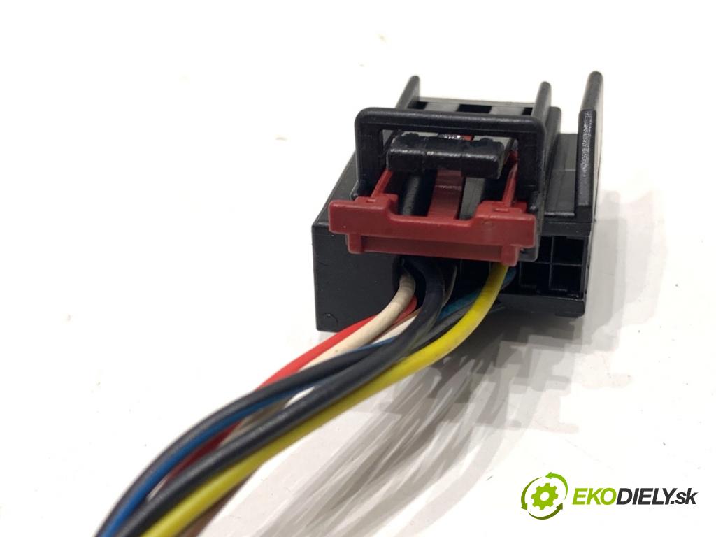 AUDI A4 B8 Kombi 2013 130 kW 2.0 TDI quattro 1968 Spätné zrkadlo pravy LY9B