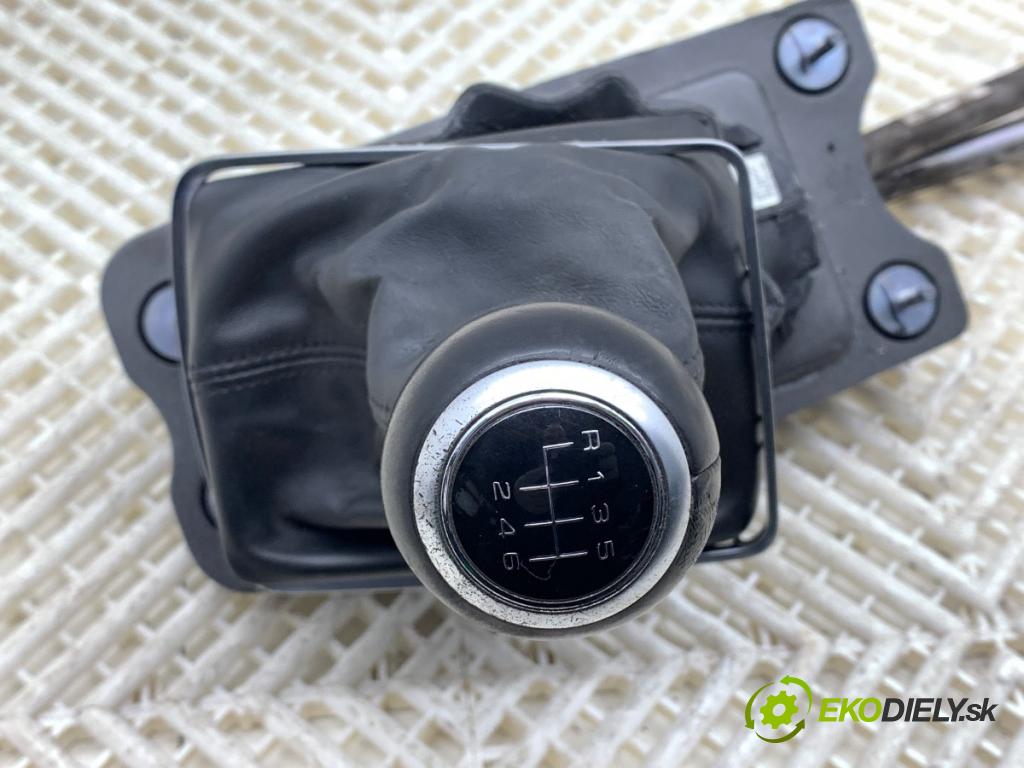 AUDI A4 B8 Kombi 2013 130 kW 2.0 TDI quattro 1968 Kulisa 8K0711025R (Rýchlostná páka (kulisa))