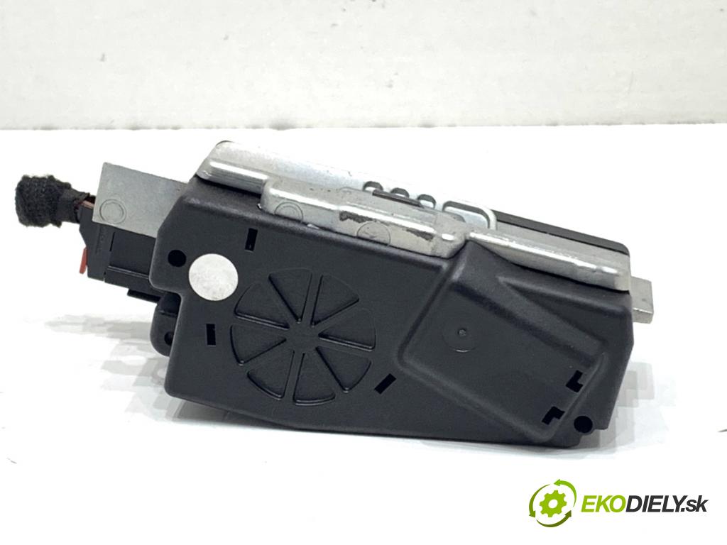 AUDI A4 B8 Kombi 2013 130 kW 2.0 TDI quattro 1968 blokáda volantu  (Řízení ostatní)