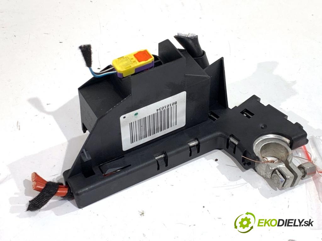 AUDI A4 B8 Kombi 2013 130 kW 2.0 TDI quattro 1968 svorka plus 8J0915459