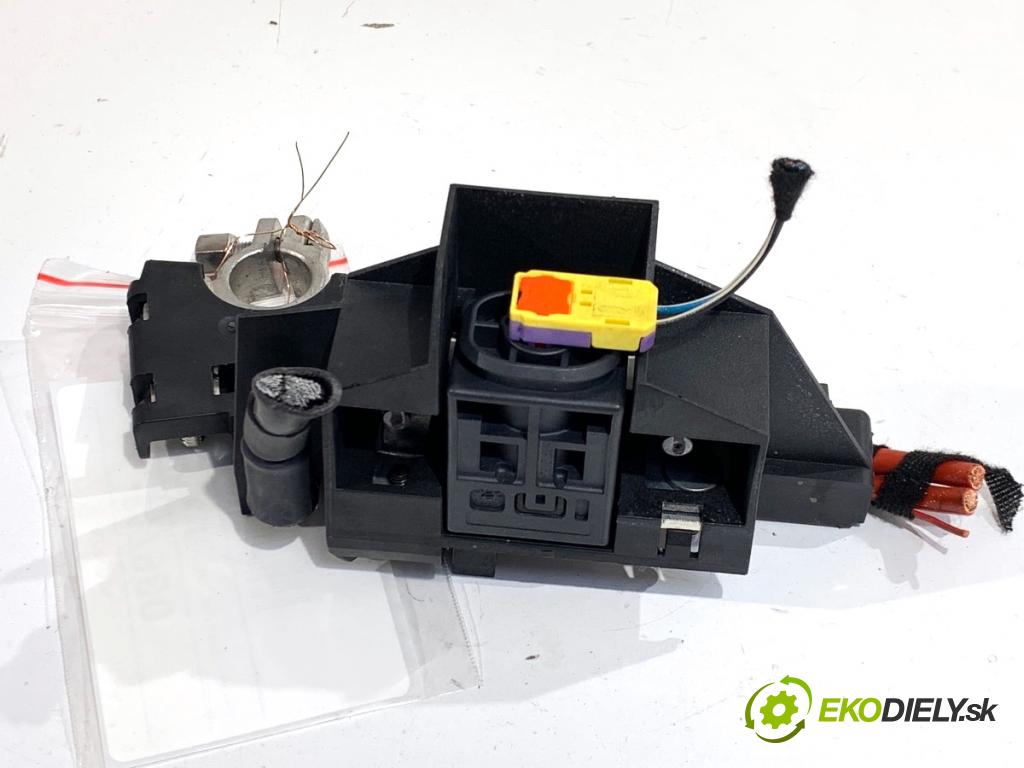 AUDI A4 B8 Kombi 2013 130 kW 2.0 TDI quattro 1968 svorka plus 8J0915459