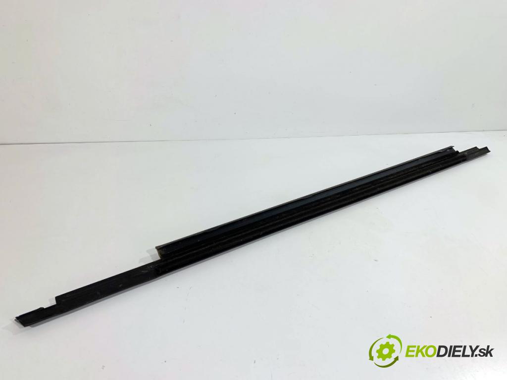 AUDI A4 B8 Kombi 2013 130 kW 2.0 TDI quattro 1968 lišta Sbírání: zadní část pravý 8K0839477