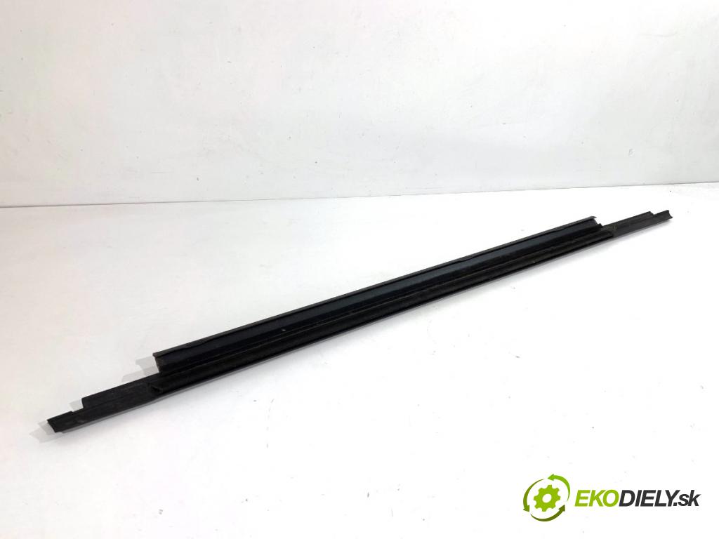 AUDI A4 B8 Kombi 2013 130 kW 2.0 TDI quattro 1968 lišta Sbírání: zadní část levý 8K0839477