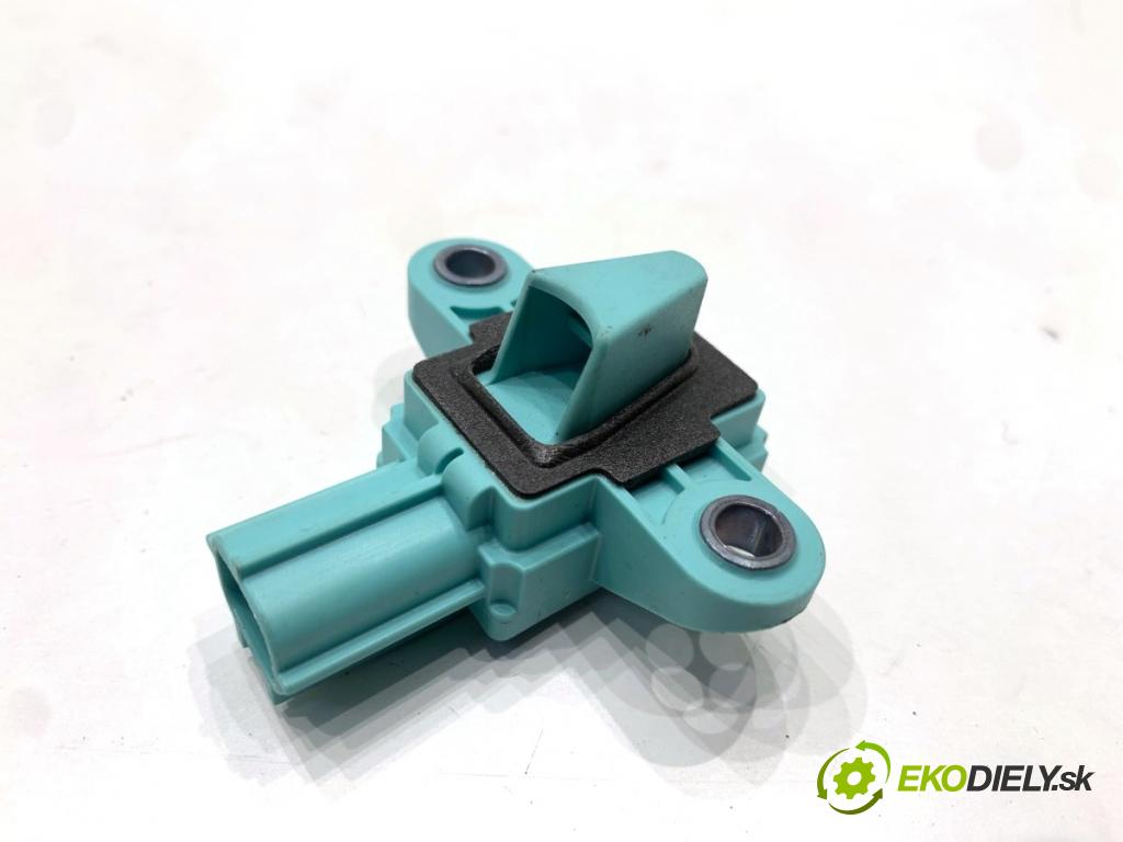 AUDI A4 B8 Kombi 2013 130 kW 2.0 TDI quattro 1968 Snímač nárazu 8K0955557C (Snímač nárazu)