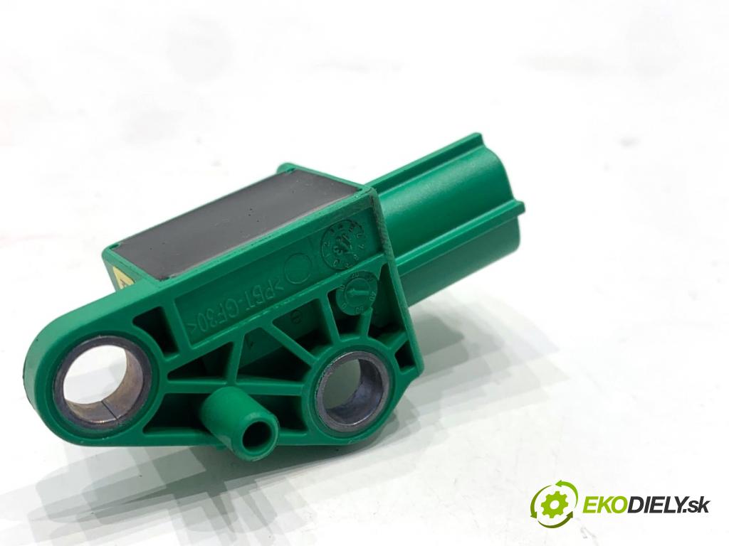 AUDI A4 B8 Kombi 2013 130 kW 2.0 TDI quattro 1968 Snímač nárazu 1K0909606C (Snímač nárazu)