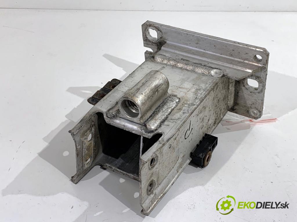 AUDI A4 B8 Kombi 2013 130 kW 2.0 TDI quattro 1968 držák mačkání přední část pravá 8K0807134