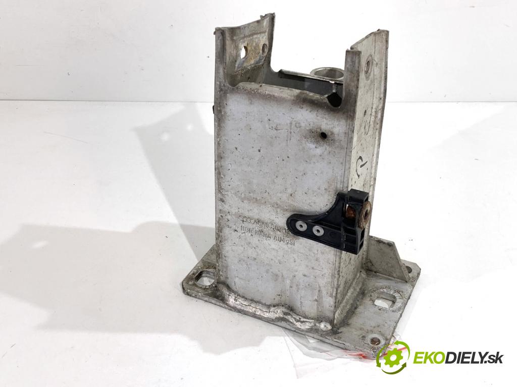 AUDI A4 B8 Kombi 2013 130 kW 2.0 TDI quattro 1968 držák mačkání přední část pravá 8K0807134