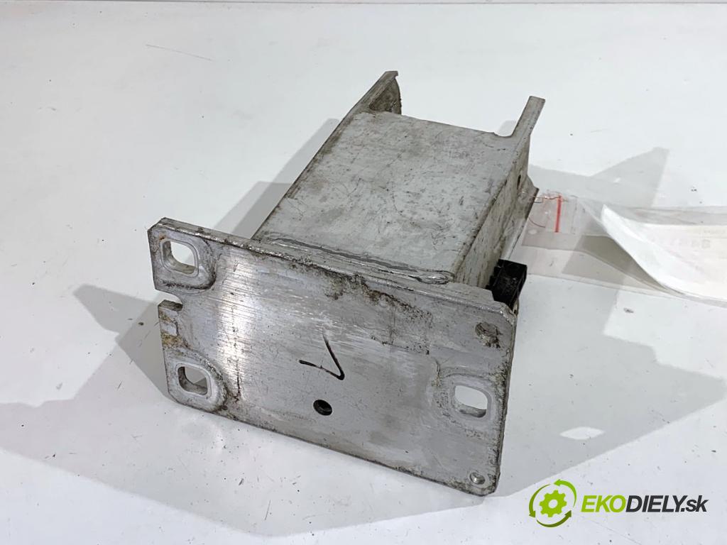 AUDI A4 B8 Kombi 2013 130 kW 2.0 TDI quattro 1968 držák mačkání přední část levá strana 8K0807133