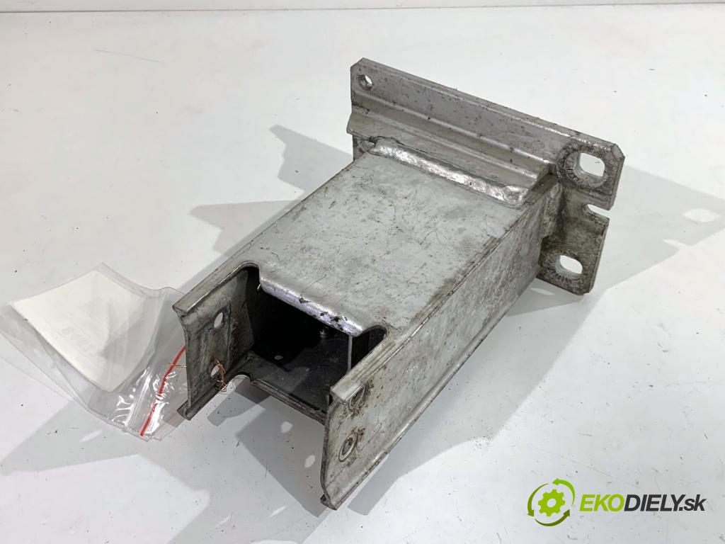 AUDI A4 B8 Kombi 2013 130 kW 2.0 TDI quattro 1968 držák mačkání přední část levá strana 8K0807133