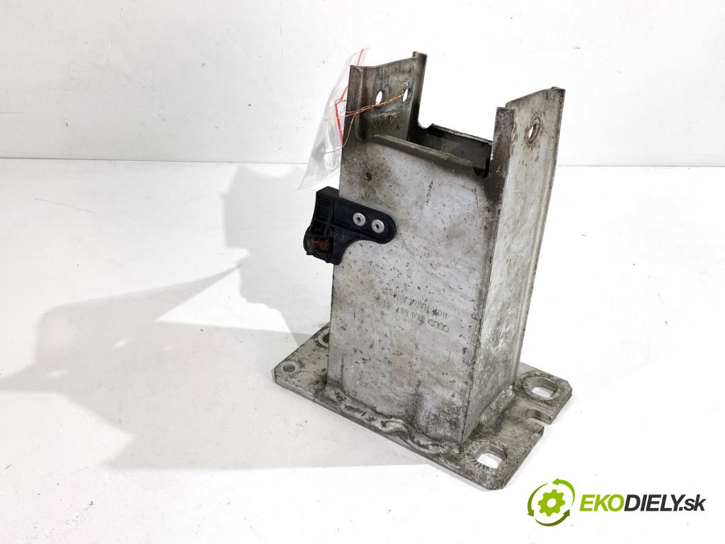 AUDI A4 B8 Kombi 2013 130 kW 2.0 TDI quattro 1968 držák mačkání přední část levá strana 8K0807133