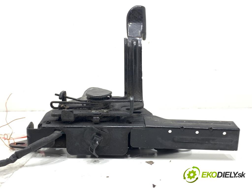 HYUNDAI i30  2024 71 kW 1.5 DPI   (1498 ccm / 71 kW / 97 KM) 1498 zámok kapoty predný