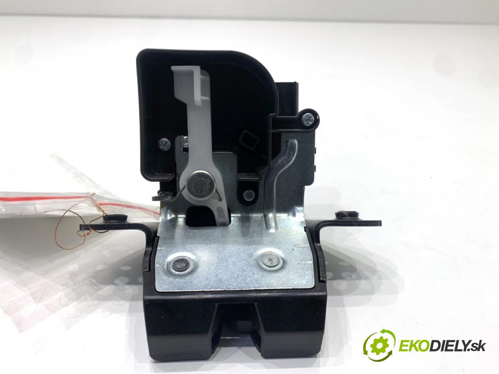 HYUNDAI i30  2024 71 kW 1.5 DPI   (1498 ccm / 71 kW / 97 KM) 1498 zámok dverí zad 81230-G3000