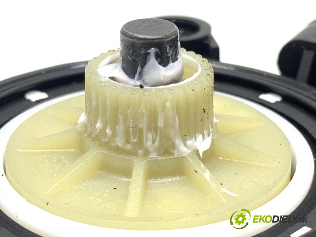 HYUNDAI i30  2024 71 kW 1.5 DPI   (1498 ccm / 71 kW / 97 KM) 1498 motor sťahovaní okna pravý přední část 82460-G3000